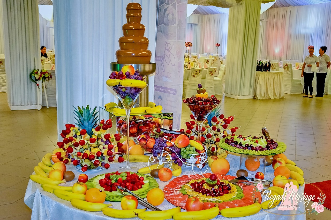 Fantana de Ciocolata si Bufet Fructe Nunta Vatra Dornei - Suceava - Campulung - Gura Humorului - Bogadi Mariage